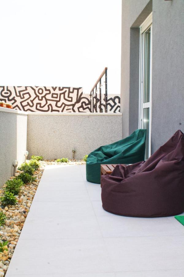Apartment Cozy Seaside Apartment With Private Pool & Terrace